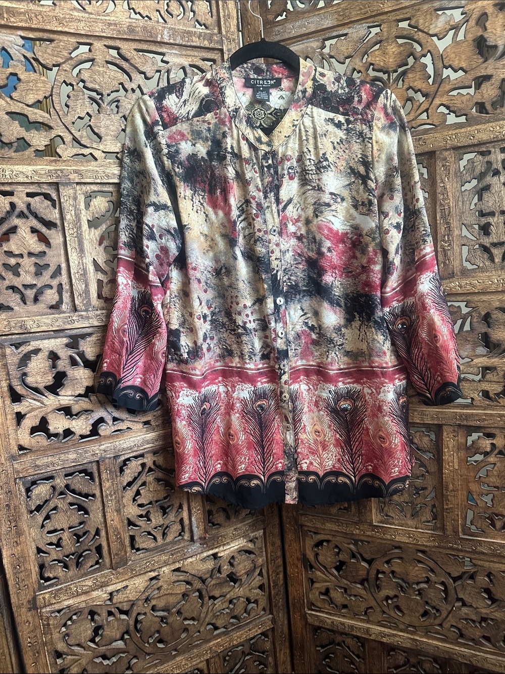 Citron Multicolor Abstract Print Button-Front Top with Red Border size S